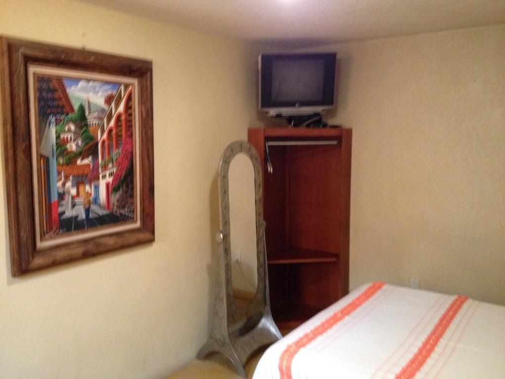 Hostal Casa Castillo Morelia Exterior photo